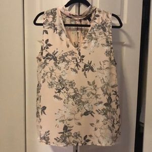 Sleeveless light pink shirt